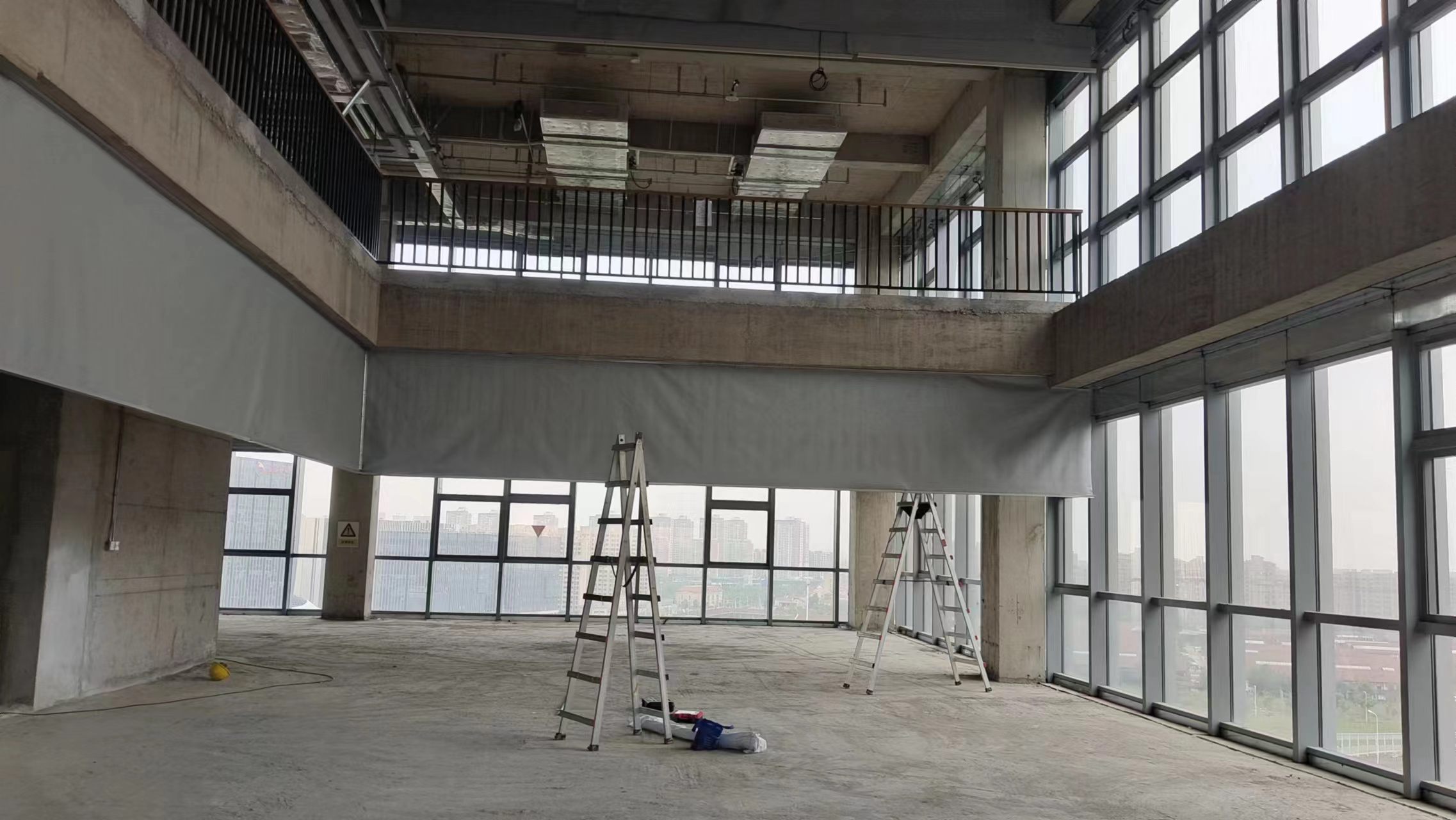 上海擋煙垂壁廠家-防火布擋煙垂壁的作用及安裝